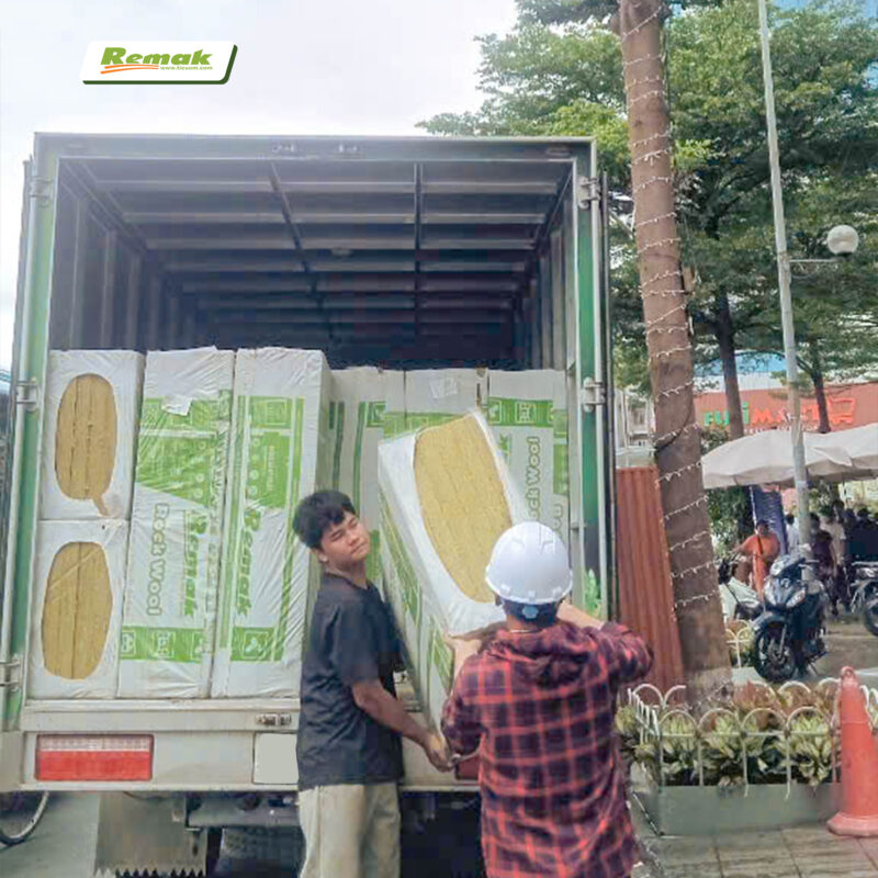 Bông khoáng Remak được xếp thành kiện gọn gàng, dễ vận chuyển