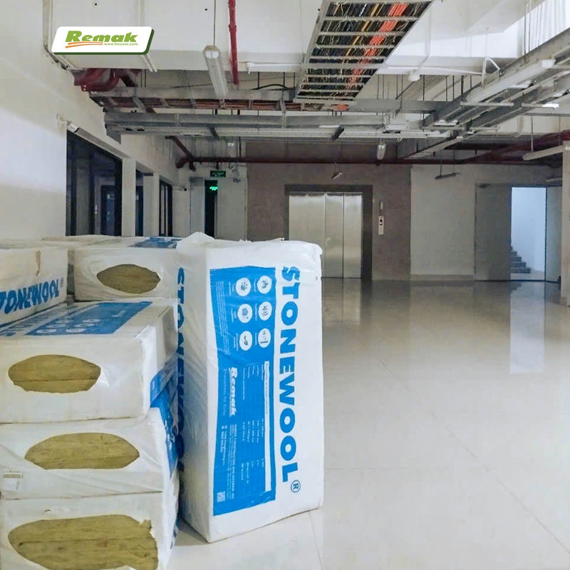 Hình ảnh thực tế bông khoáng sỉ đang được sắp xếp gọn gàng để chuẩn bị thi công cách âm cho công trình